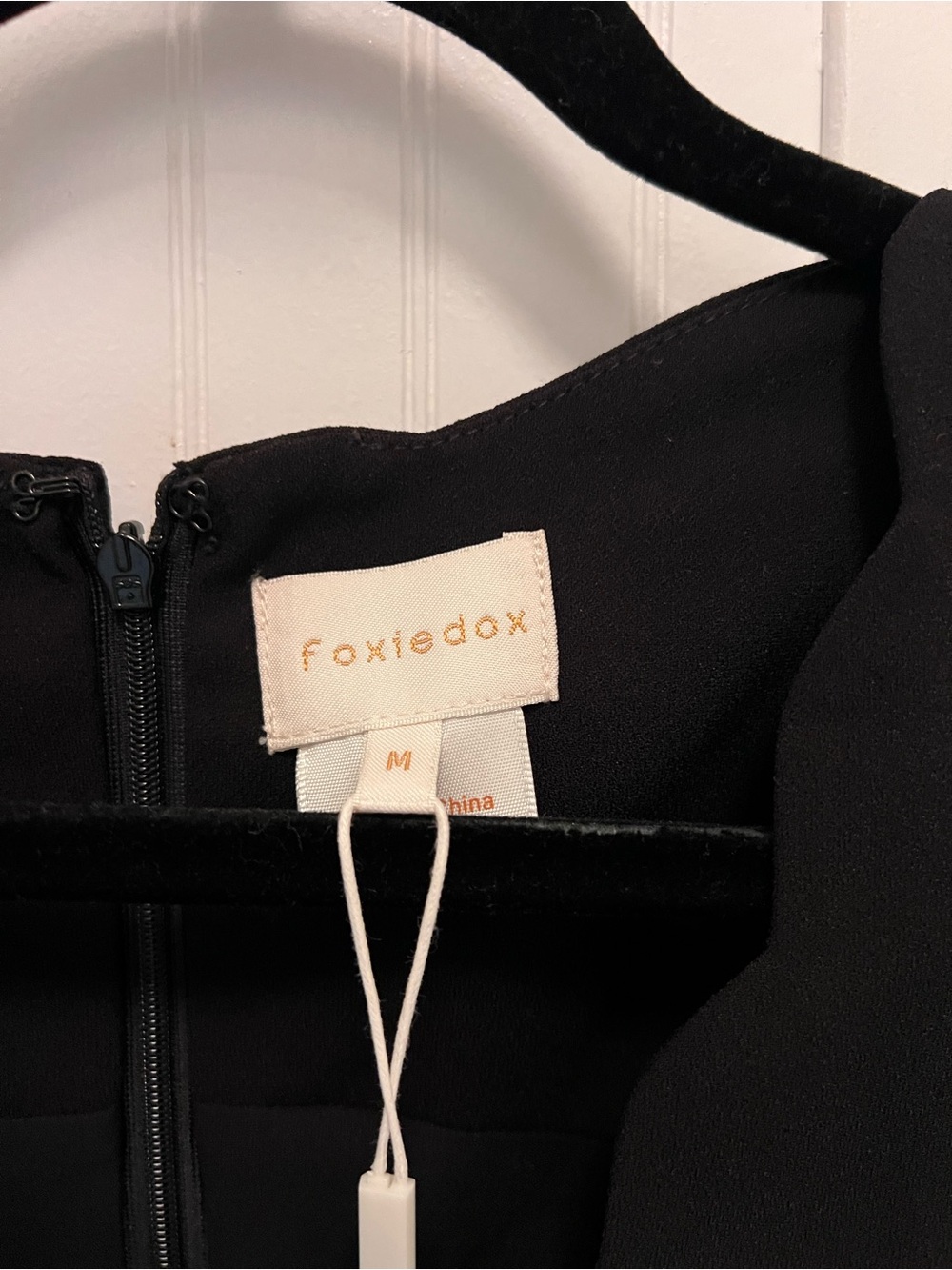 Foxiedox Black V-Neck Sleeveless Sheath Cocktail Scalloped Dress pockets M NWT - Picture 5 of 10